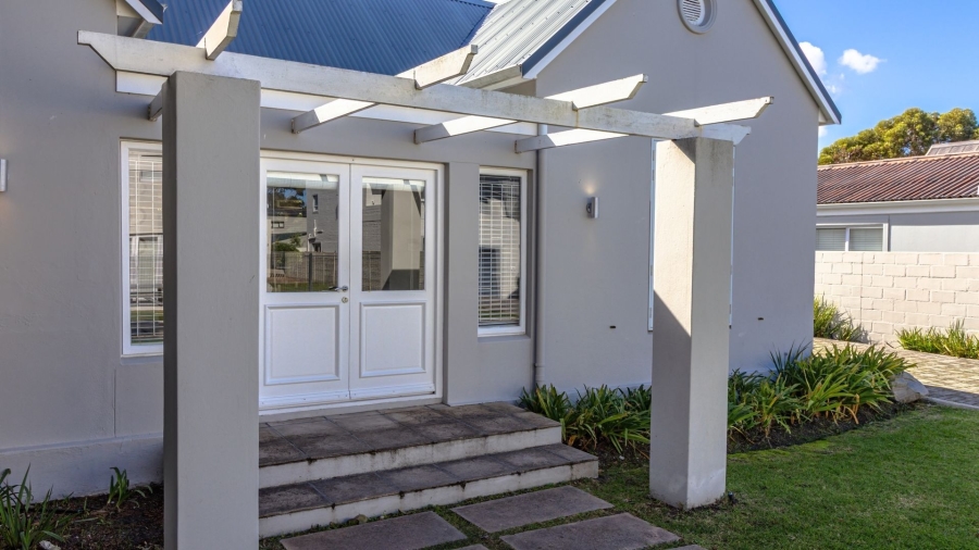 To Let 5 Bedroom Property for Rent in Onrus Western Cape